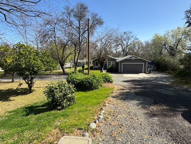 Building Photo - Home on 1 acre lot with above ground pool!
