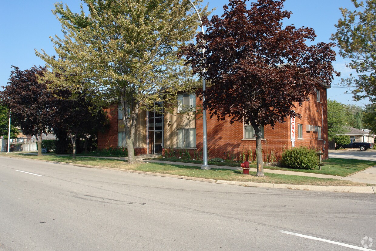 16171 E 11 Mile Rd, Roseville, MI 48066 Apartments in Roseville, MI