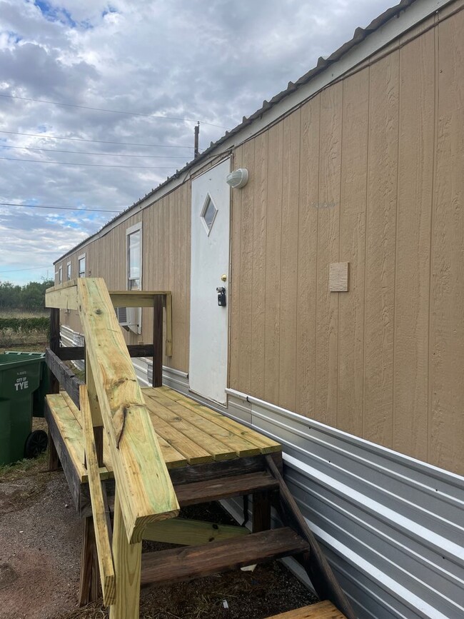 Building Photo - 3/2  Trailer house in Tye!