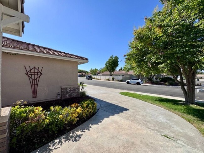 Building Photo - FOR LEASE! 4 Bedroom Vintage Hills Home in...