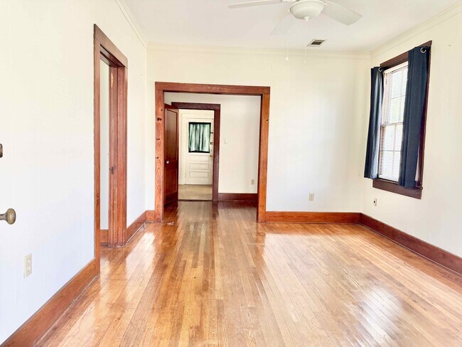 Building Photo - 2554 Zeeland Ave