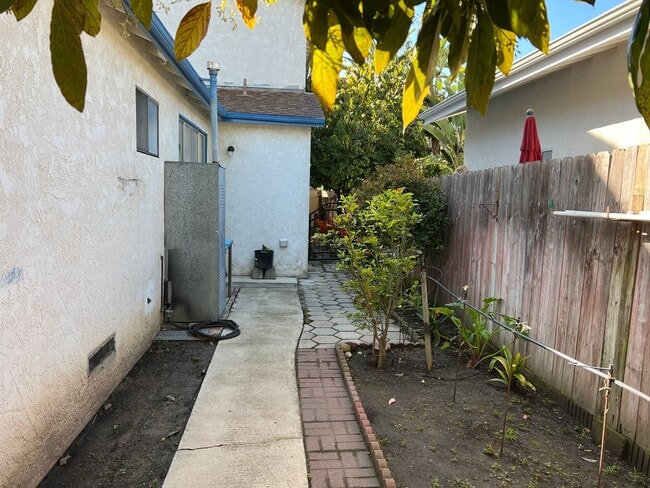 Building Photo - West Side 2 Bedroom