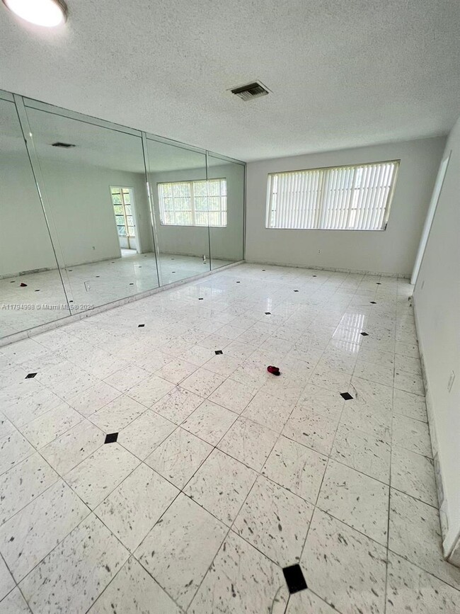 Building Photo - 20200 NE 29th Ct
