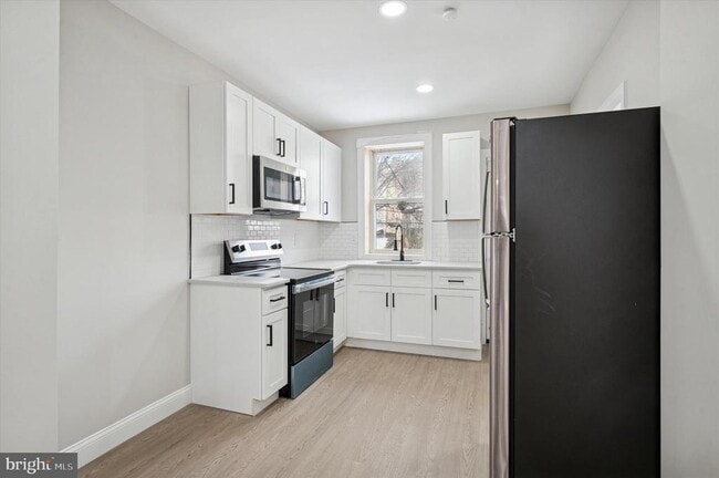 Building Photo - 2165 Conlyn St