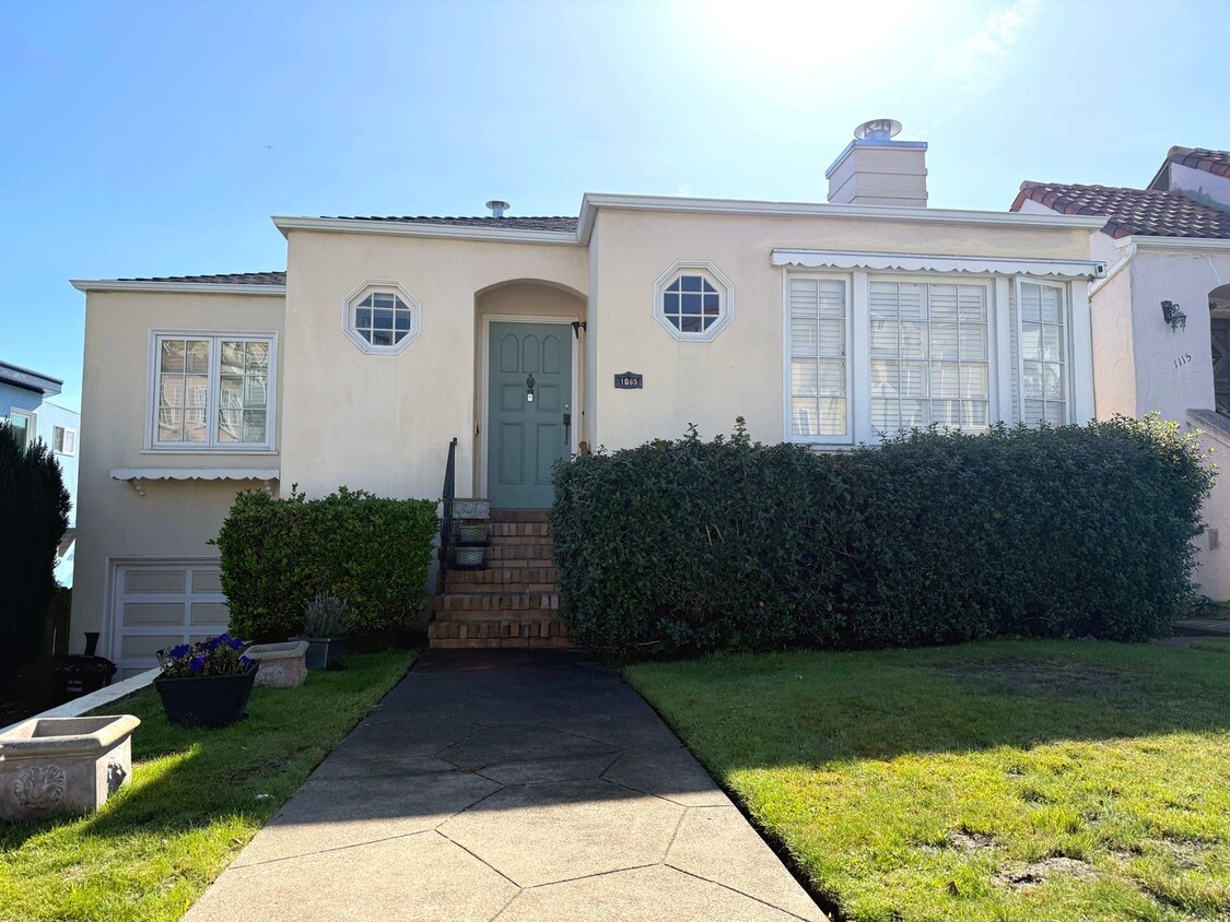 Foto principal - UPDATED BRIGHT 2000sf 4BR/2BA Monterey Hei...