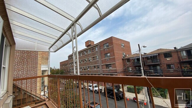 Building Photo - Spacious and bright 3-bedroom 2-bath duple...