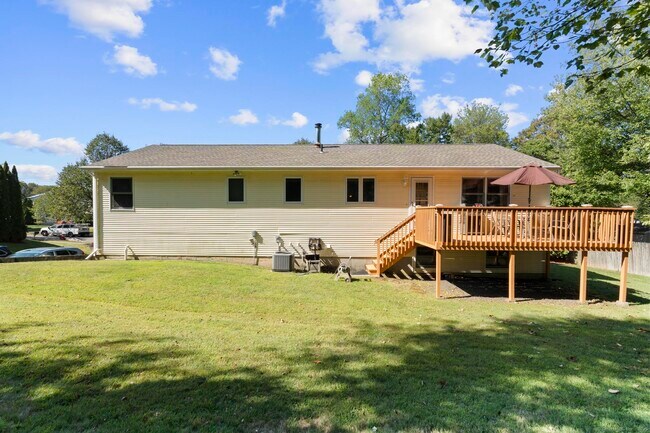 Foto del edificio - 33 Big Spruce Ln