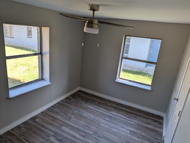 Building Photo - 1011 Reynosa St