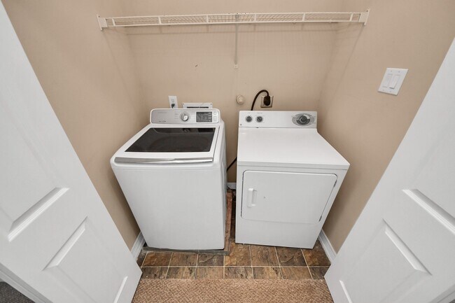 Foto del edificio - 823 Sterling Creek Cir