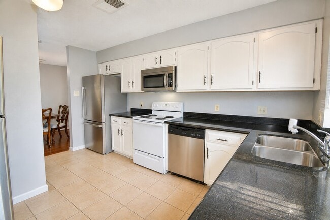 Building Photo - 2331 Stillmeadow Dr