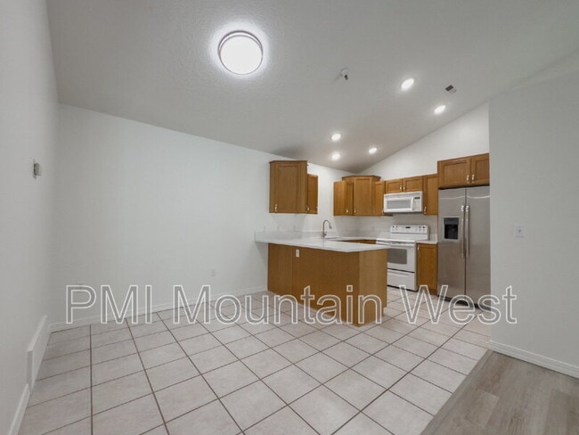 Building Photo - 320 N 500 W