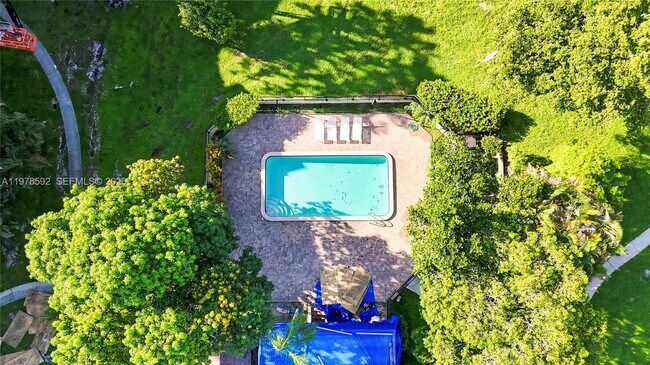 Foto del edificio - 6301 N Falls Cir Dr