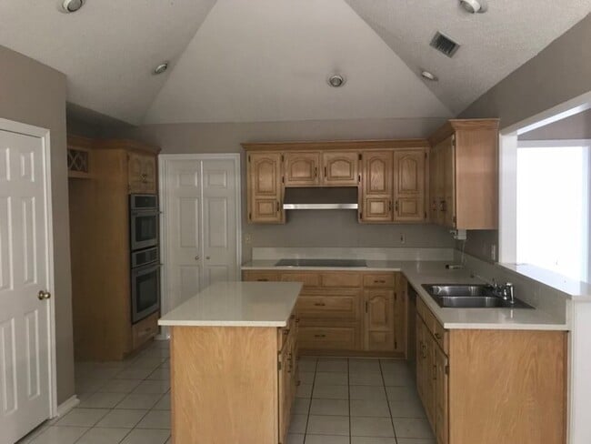 Building Photo - 2609 Classic Ct E