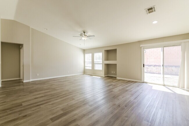 Building Photo - 1075 Silver Star St