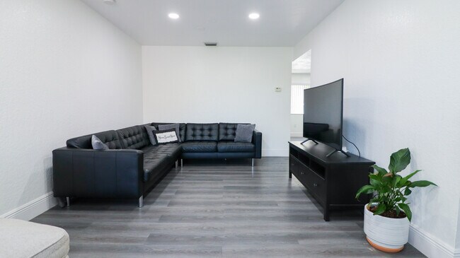 Building Photo - 15330 SW 134th Pl