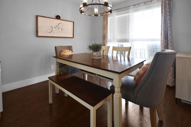 Building Photo - Three Bedroom with Bonus!