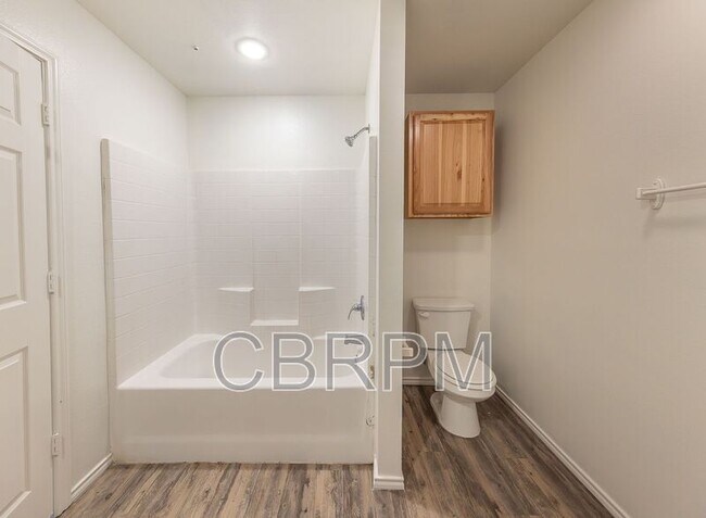 Foto del edificio - 2115 E Broadway