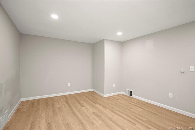 Foto del edificio - 106 River Rd