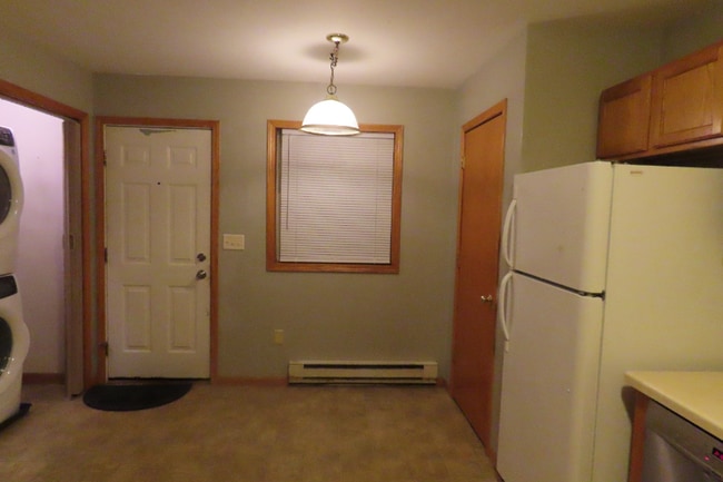 Building Photo - 2025 S Main St