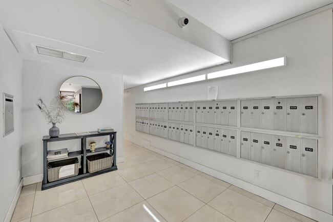 Building Photo - 2751 N Palm Aire Dr