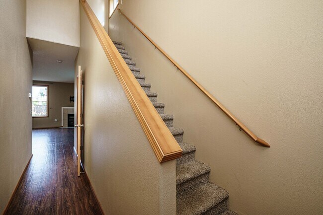 Foto del edificio - 3 bedroom 2.5 Bath - On Dead End Street - Low Maintenance Fenced Yard - Community Center with Swi...