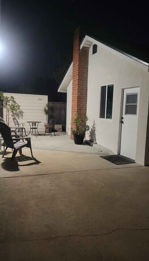 20 x 10 front patio area - 1276 N Hamilton Blvd