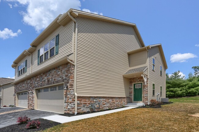 Building Photo - 3 Bedroom Attached home