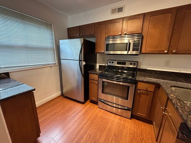 Foto del edificio - 2 Bedroom Townhome walking distance to Plaza Midwood.