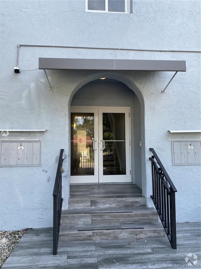 Building Photo - 2500 NE 192 St
