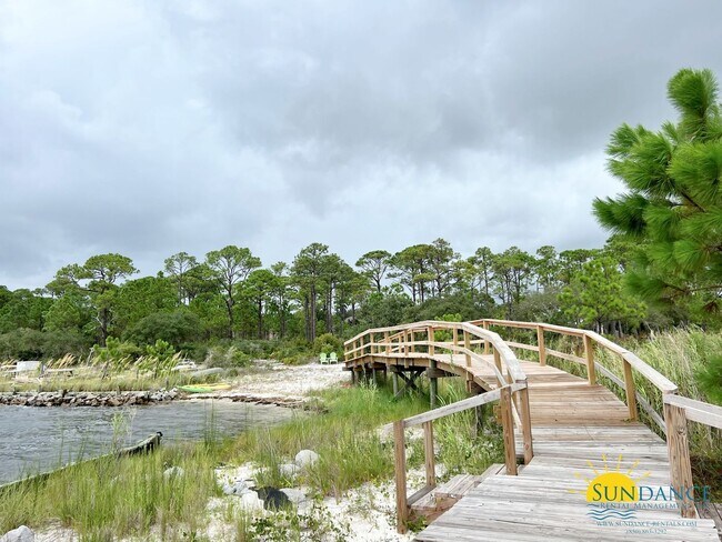 Foto del edificio - Stunning 4 bedroom 4 bath Waterfront home ...