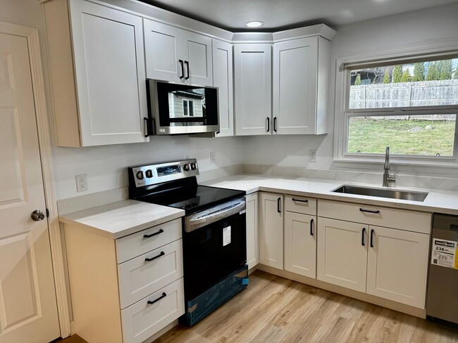 Building Photo - Remodeled Bothell Home!!