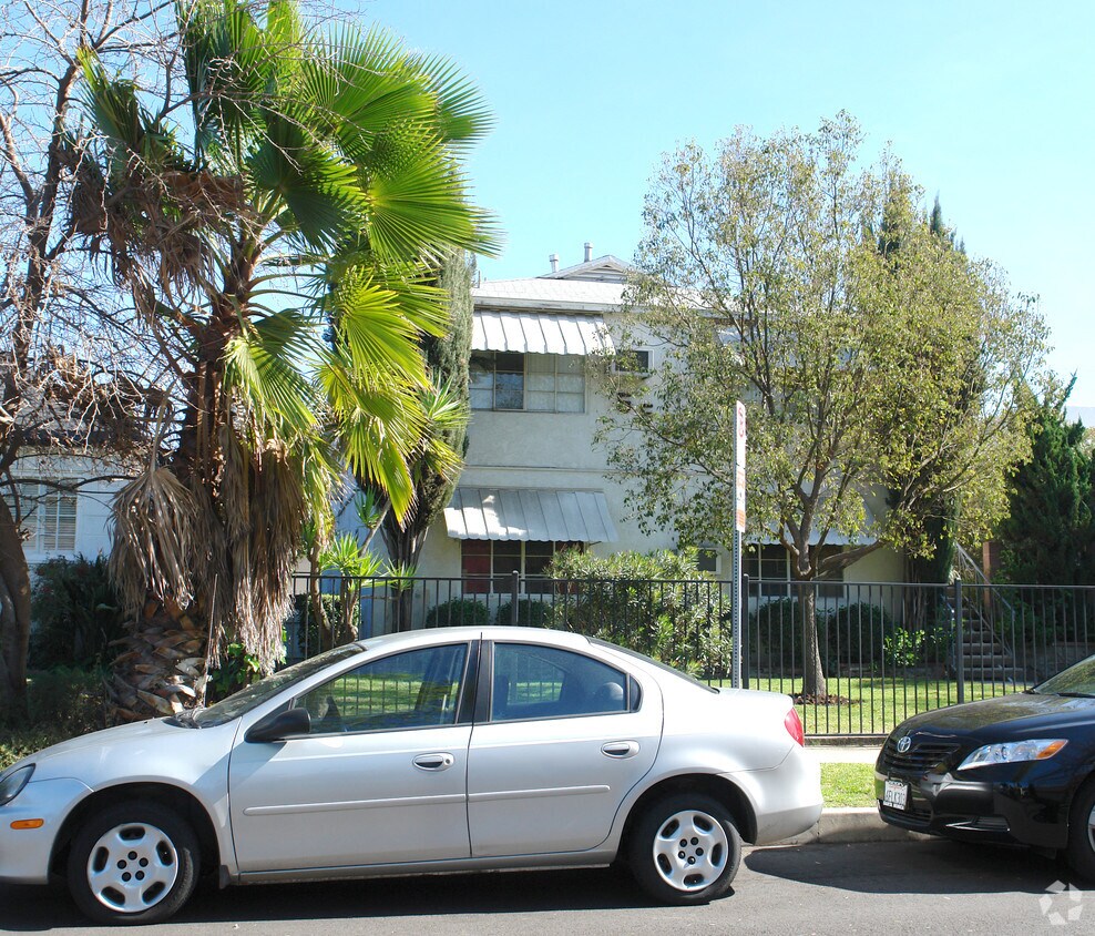 tree obstruction. No side or rear view. - 5522 Willow Crest Ave