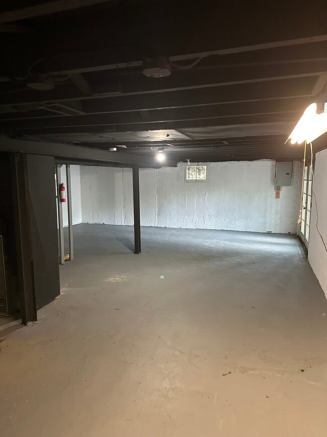 Building Photo - 10185 Winkler Dr