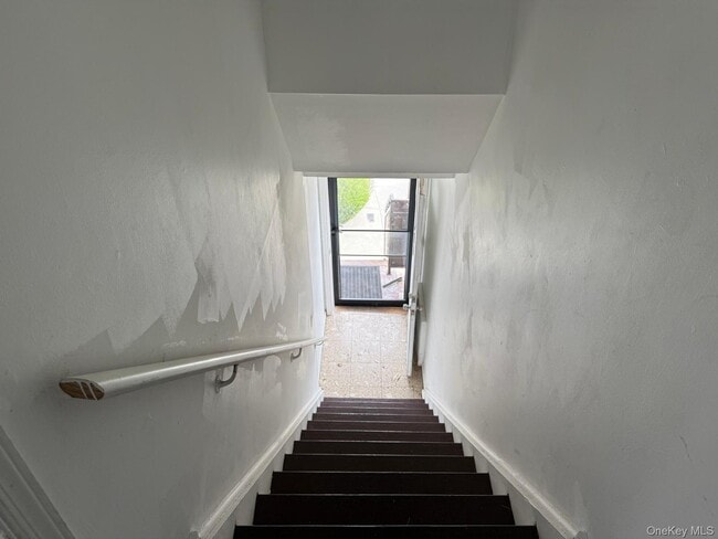 Foto del edificio - 8-27 Hartman Ln