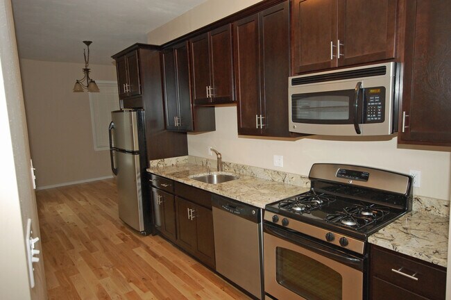 Kitchen w granite - 5850 Pierce St