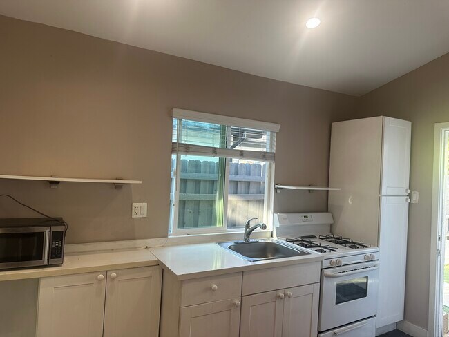 Foto del edificio - 7024 Wilbur Ave