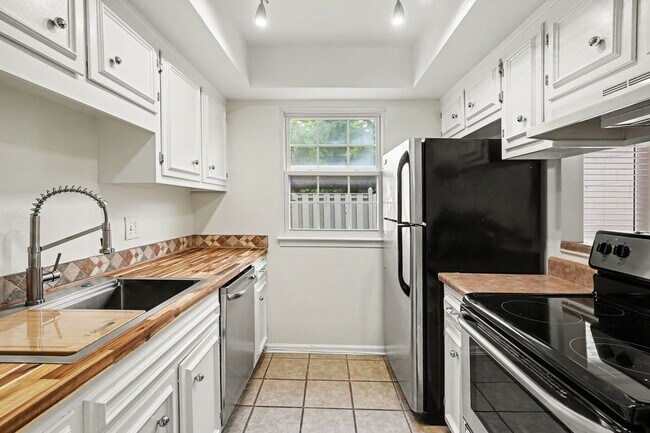 Foto del edificio - 8300 Sawyer Brown Rd