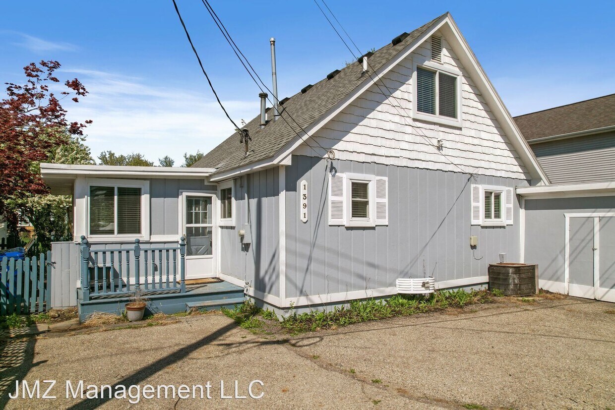 Primary Photo - 3 br, 1 bath House - 1391 Rossdale