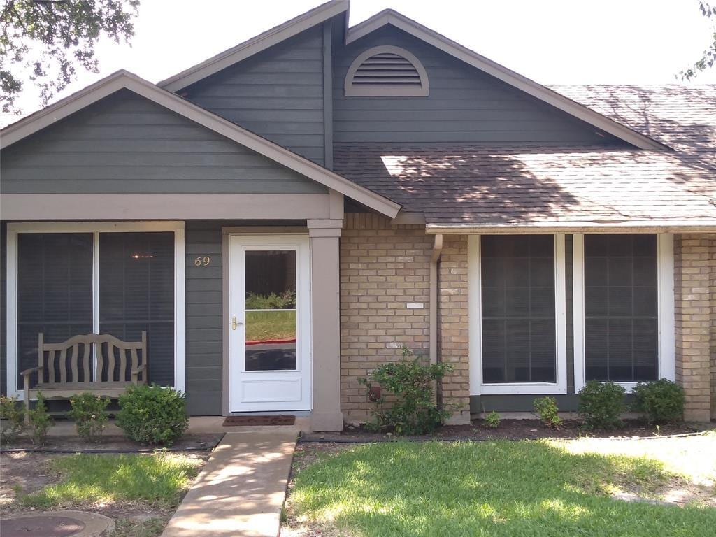 Primary Photo - 1015 E Yager Ln
