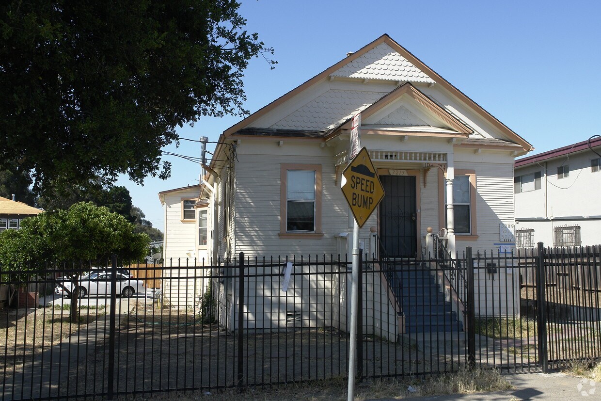 Foto del edificio - 3209-3219 Brookdale Ave