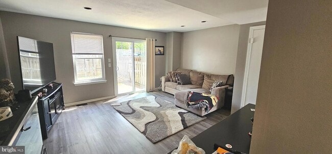 Foto del edificio - 6266 Ducketts Ln