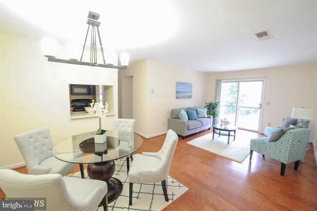 Foto del edificio - 14901 Rydell Rd