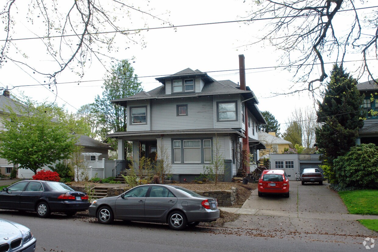 Primary Photo - The Irvington 8 Apartments