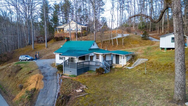 Foto del edificio - 2 Bedroom 1 Bath Home on E Fork off 441 S.  $1300 a month with a year-long lease