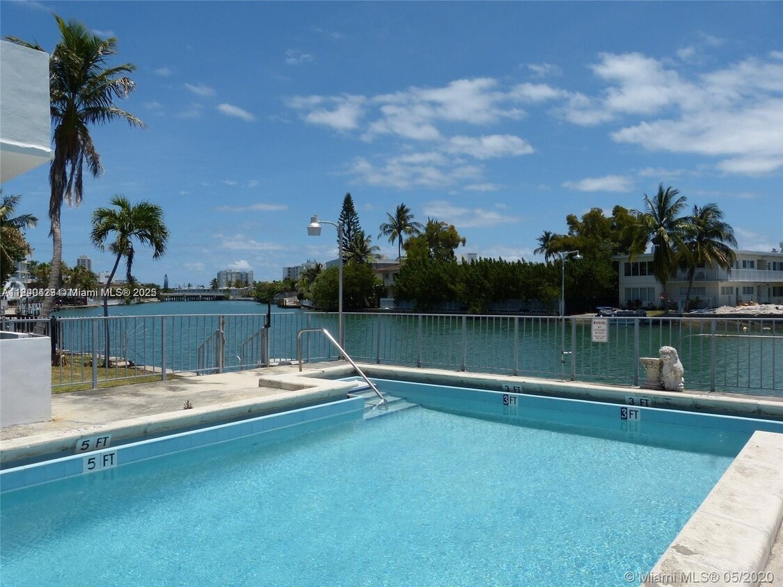 Foto del edificio - 250 S Shore Dr