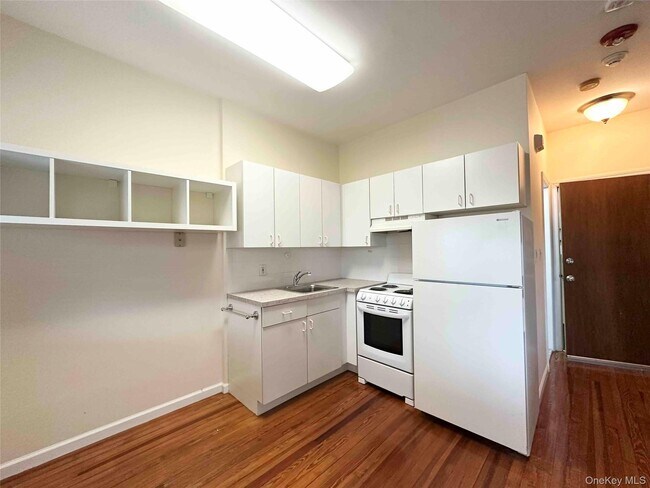 Foto del edificio - 503 Hicksville Rd