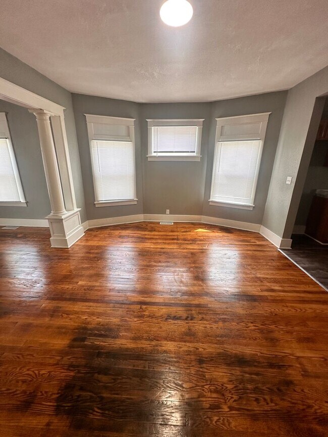 Building Photo - 5 Bedroom, 1.5 Bath Home Near the Zoo!