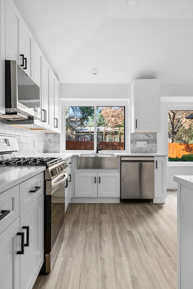 Foto del edificio - 6408 Back Bay Ln