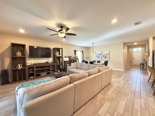 Building Photo - Sophisticated 4-Bed, 3-Bath Haven: 2 Maste...