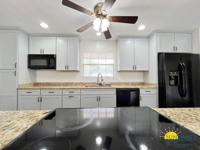 Building Photo - Open floorplan and centrally located in Fo...